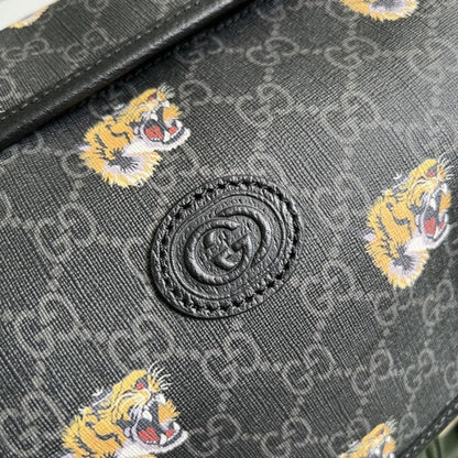 Gucci GG medium backpack with tiger print ý696013