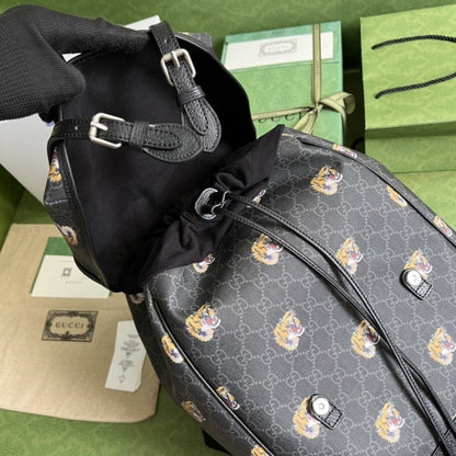 Gucci GG medium backpack with tiger print ý696013